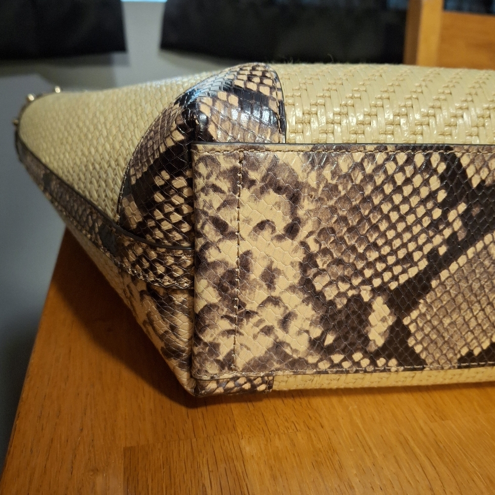 Michael Kors Izzy Meduim Fan Straw Tote - Picture 11 of 16